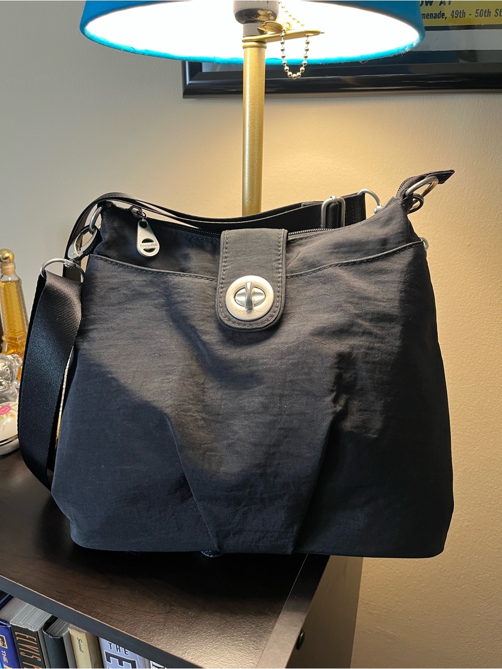 Baggallini black nylon crossbody bag silver turn lock Preloved